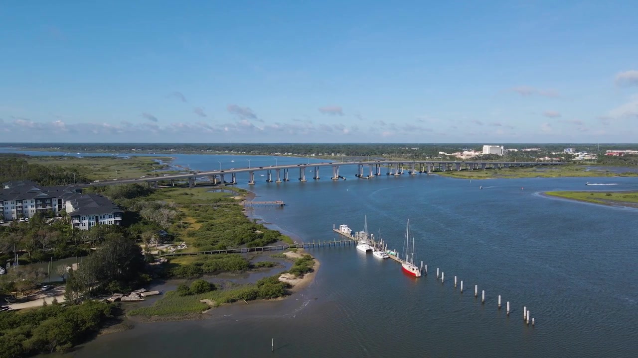 Vista aérea 4K de drone da Ponte Mickler-O'Connell na Rodovia Estadual 312 sobre o Rio Matanzas em St. Augustine, Flórida