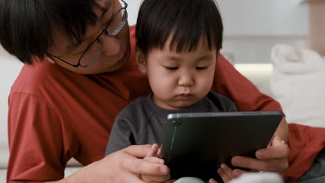 padre e hijo usando la tableta