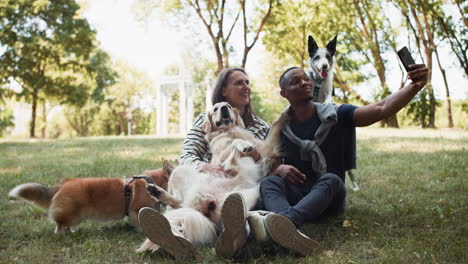 Pareja-Con-Mascotas-Al-Aire-Libre