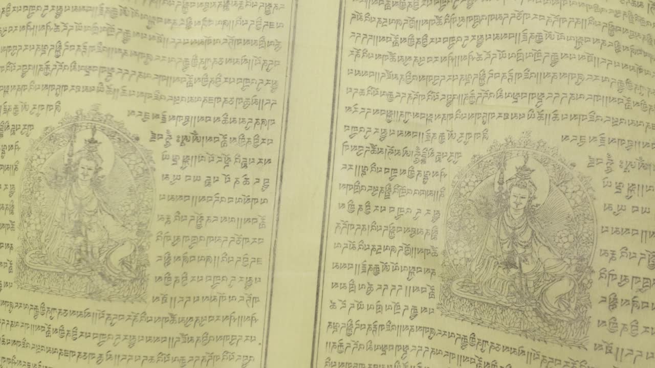 네팔 시골의 신성한 장소에서 바람에 불어오는 기도 발, 4k 클로즈업