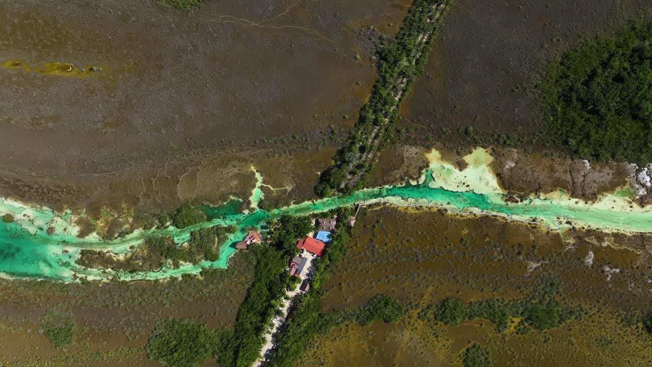 멕시코 라피도스 데 바칼라르의 좁은 지점에 있는 집 - 세니탈, 조감도