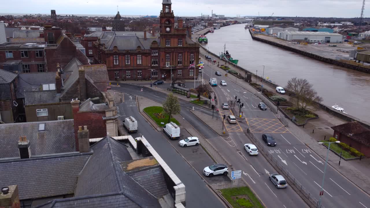 그레이트 야머스 시 거리와 우크라이나와 영국 국기가 공중에서 펄럭이는 공중 촬영