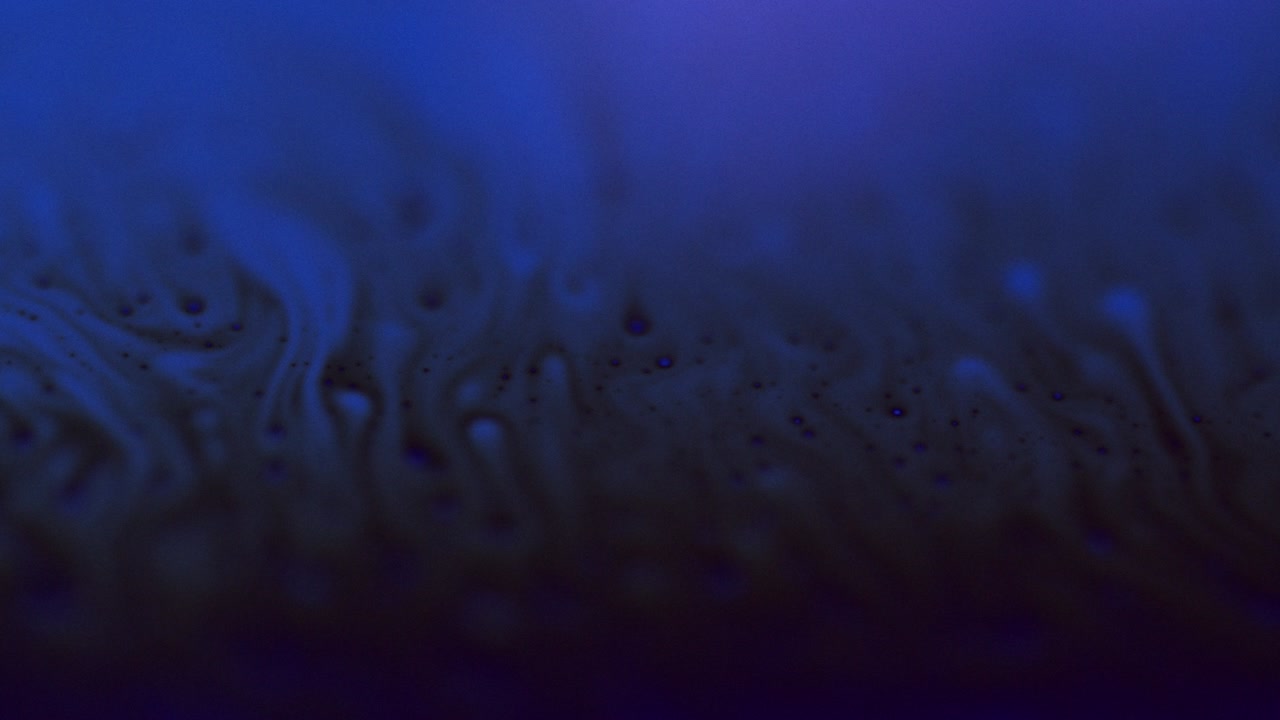 ultra primer plano de la superficie líquida en azul y pequeñas burbujas