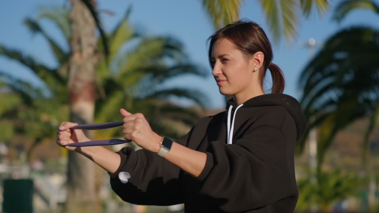 bonita morena disfrutando de su ejercicio matutino al aire libre