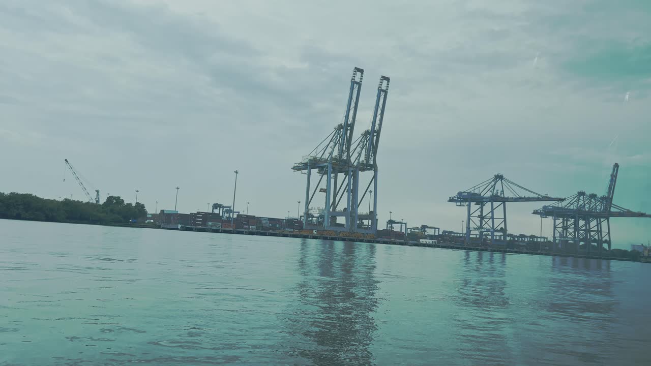 vista de tres grúas del puerto durante el cielo nublado en el puerto de carga marítima en 4k
