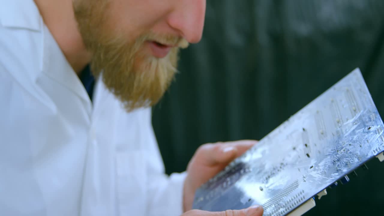 ingeniero robótico examinar la placa de circuito 4k