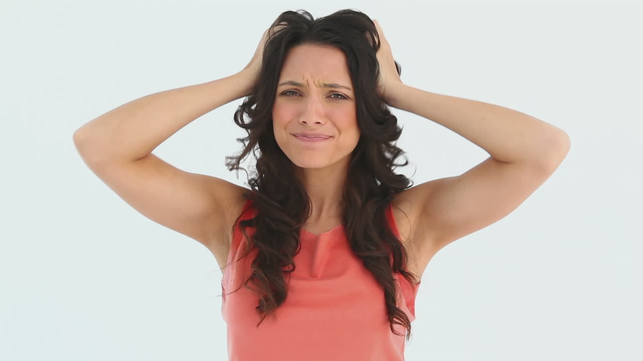 una mujer en pánico por algo.