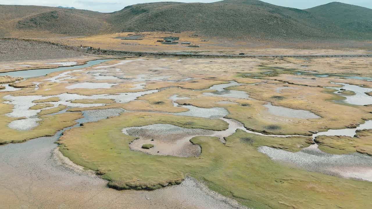 Khám phá thước phim trên không tuyệt đẹp về phong cảnh hiểm trở của Iceland, với những dòng sông uốn lượn, những ngọn đồi thoai thoải và những vùng đất cằn cỗi. Được quay vào ban ngày với độ rõ nét và chiều sâu ấn tượng.