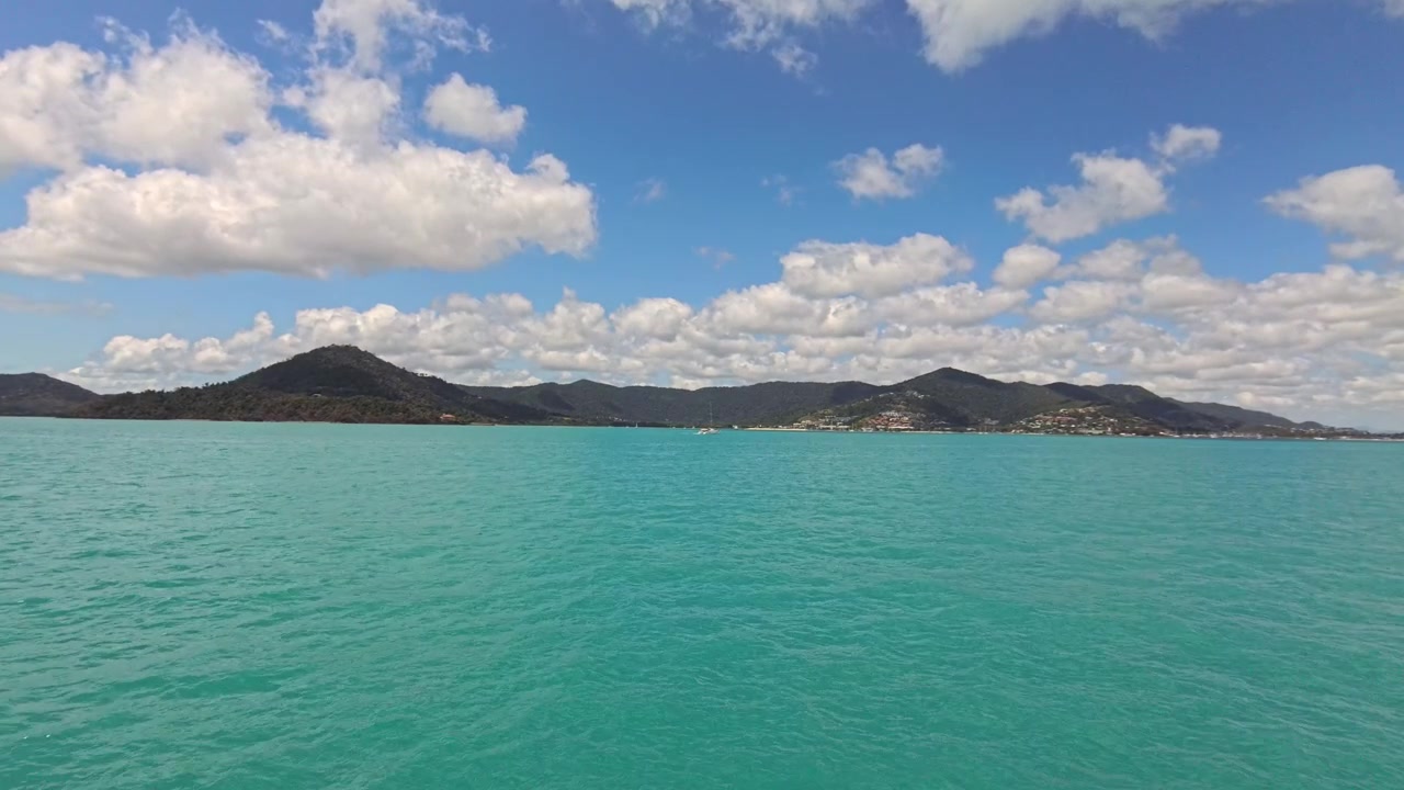 Vista panorámica de océano turquesa e islas verdes exuberantes bajo cielo azul