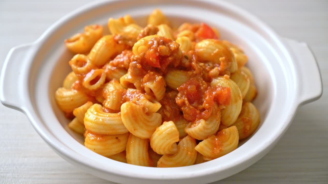 토마토 소스와 다진 돼지 고기를 곁들인 마카로니, 아메리칸 찹 수이, 아메리칸 굴 라시