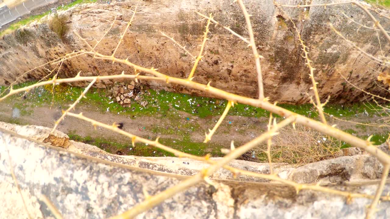 우르파 성의 구이 니가 있는 나가지 속에서 눈과 비가 내린다.