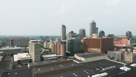 Leere-Aussicht-Auf-Die-Skyline-Der-Innenstadt-Von-Indianapolis-Tagsüber-In-Indiana,-Vereinigte-Staaten