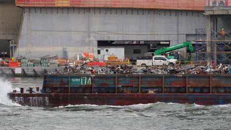 New-Yorker-Müllschrottschiff,-Das-Müll-Durch-Die-Stadt-Entlang-Des-East-River-Transportiert