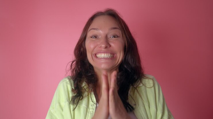 Donna che applaude con gioia
