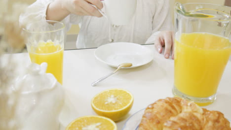 Frau-Sitzt-Da-Und-Lässt-Den-Löffel-Stehen-Und-Trinkt-Direkt-Aus-Einer-Tasse-Kaffee-In-Zeitlupe