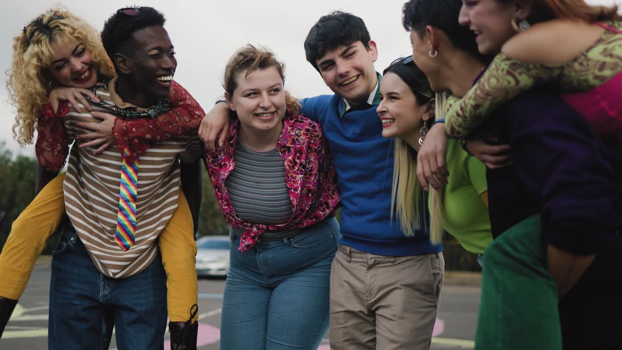 счастливые молодые разнообразные друзья весело проводят время вместе - молодые люди концепция тысячелетнего поколения