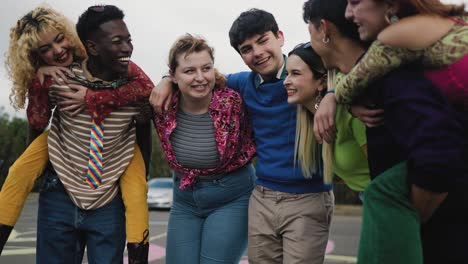 jóvenes felices amigos diversos divirtiéndose pasando el rato juntos - jóvenes concepto de generación milenaria