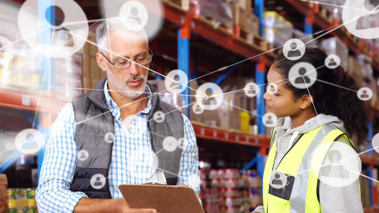 animación de redes de conexiones con iconos sobre personas que trabajan en el almacén
