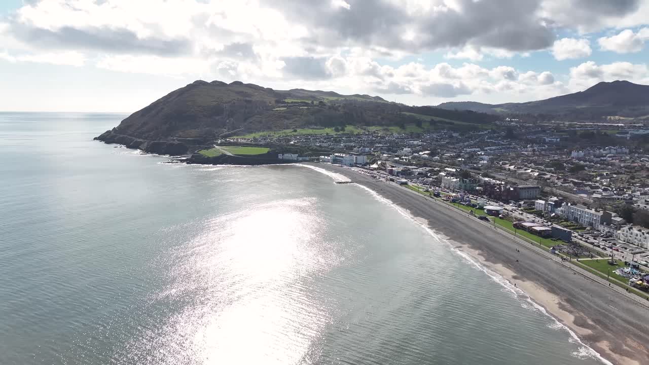 Dron de la ciudad de Bray con el mirador escénico de Bray Head. Destino de viaje popular en Irlanda.