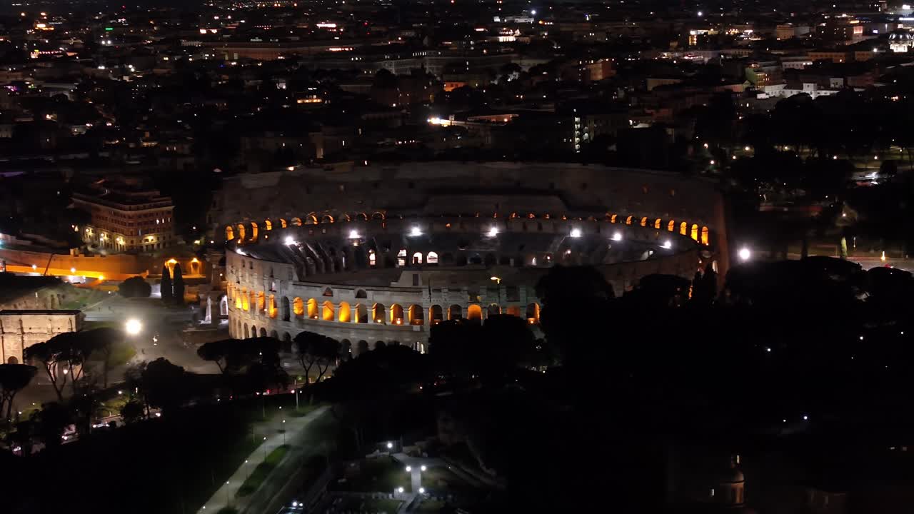 로마 (이탈리아) 의 로마 콜로세움 (colosseum) 을 밤에 드론으로 볼 수 있다.