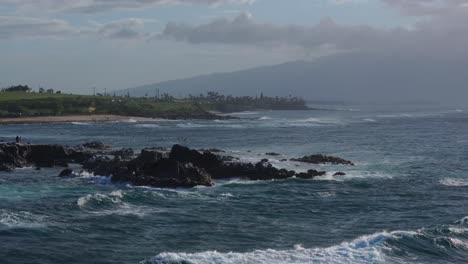 Dramatic-coastal-view-of-Ho'okipa-surf-break,-Maui,-waves-crashing-on-rocks