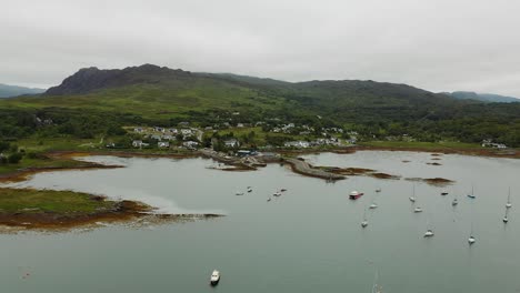 4K-Überführung-Aus-Der-Luft-über-Den-Jachthafen-Von-Arisaig,-Der-Sich-Dem-Dorf-An-Der-Westküste-Schottlands-Nähert