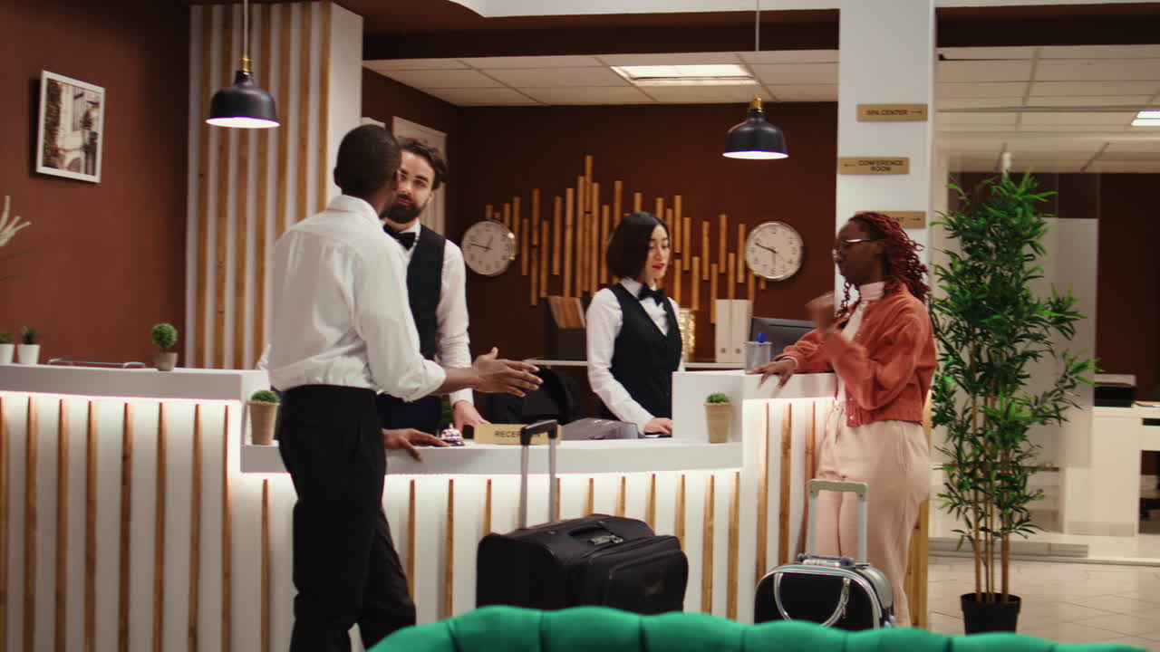 Personnel de concierge assistant les touristes