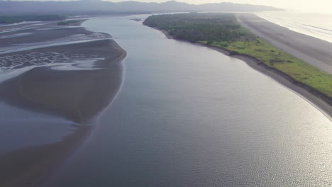 Toma-Aérea-De-Barcos-Atracados-En-La-Costa-De-La-Isla-De-Canas-Durante-El-Verano.