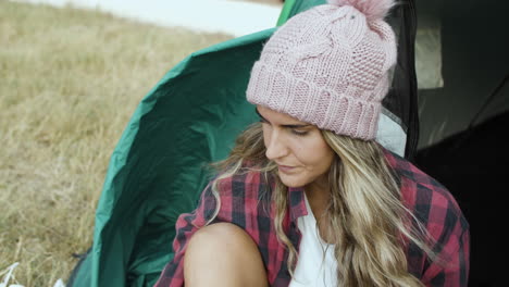 chica de camping pensativa con sombrero de lana