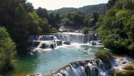 Hermosa-Cascada,-Vista-Superior-Del-Cielo