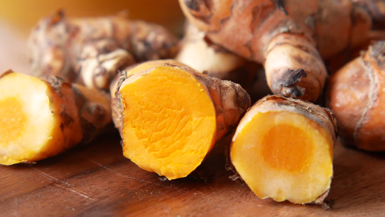 raíces de cúrcuma frescas