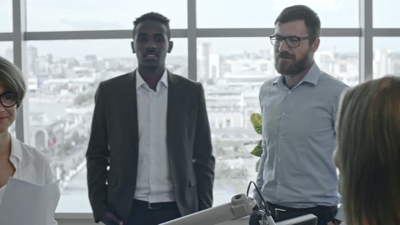 el jefe comenta los resultados del trabajo