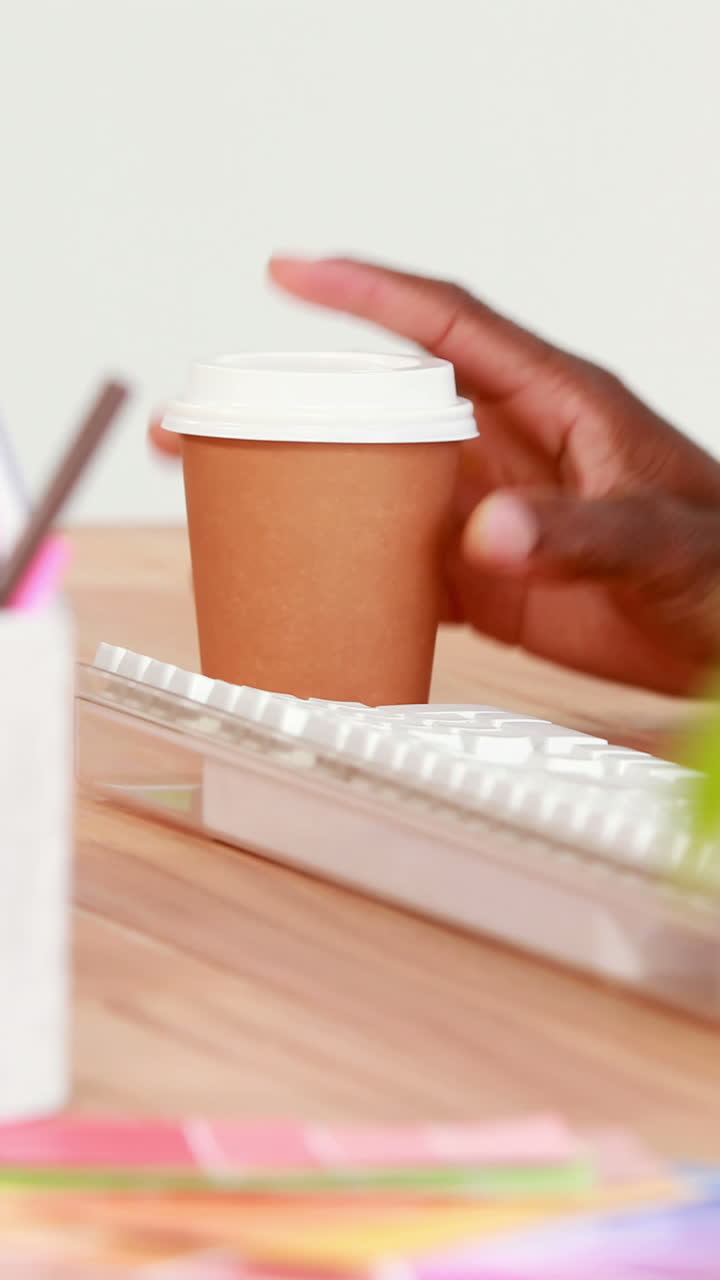 hombre de negocios escribiendo en un teclado