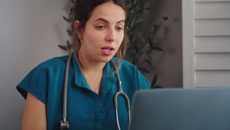 profesional médico comunicándose con el paciente a través de una videollamada desde casa