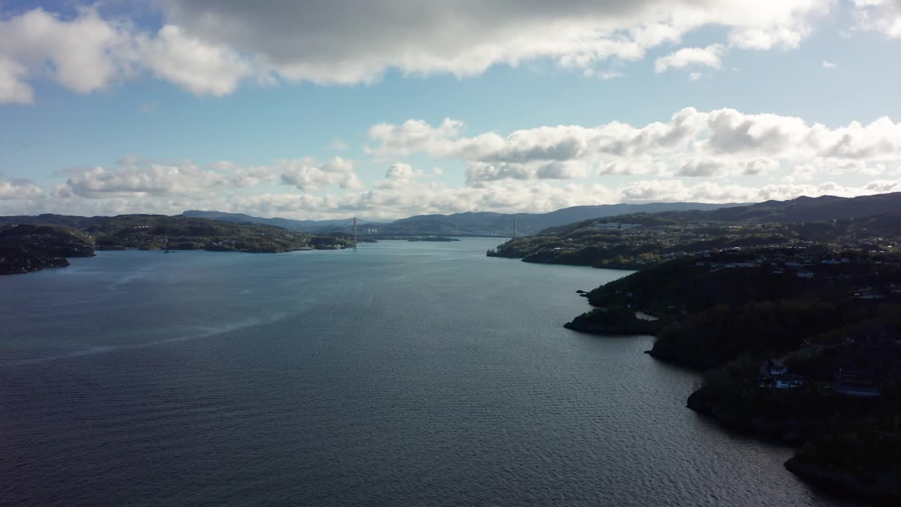 베르겐 본토로 연결되는 도로를 연결하는 아스코이 다리가 있는 왼쪽 아스코이 섬 개요