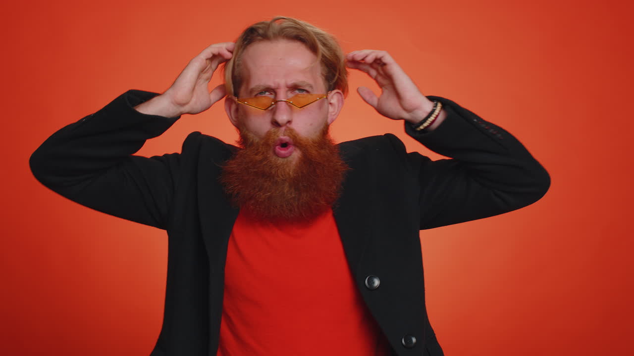 hombre asombrado emocionado sorpresa mirando a la cámara con grandes ojos, conmocionado por la repentina victoria, wow emoción