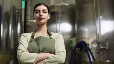 mujer en la cervecería