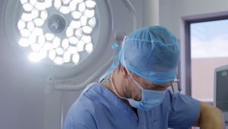 profesionales médicos que trabajan en un hospital