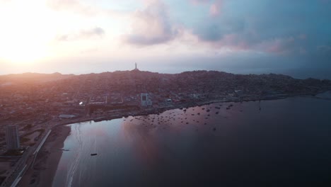 Coquimbo-Panoramablick-Bei-Sonnenuntergang-Mit-Kreuz-Des-Dritten-Jahrtausends-Auf-Dem-El-Vigia-Hügel-In-Chile