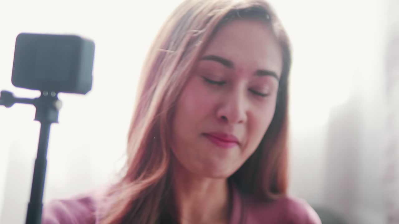 blogger de turismo grabando video selfie hablando con la audiencia para un viaje de viaje