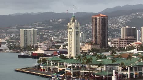 Aloha-Tower-Es-Un-Faro-Retirado-Que-Se-Considera-Uno-De-Los-Hitos-Del-Estado-De-Hawaii-En-Los-Estados-Unidos