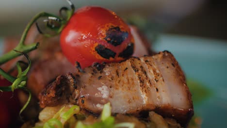 primer plano de un plato terminado con una antorcha culinaria