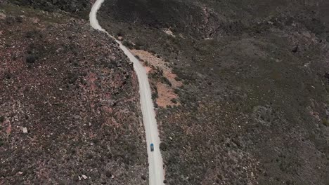 camioneta 4x4 conduciendo en carreteras de tierra en pasos de montaña en el cederberg con algunas vistas panorámicas y paisajes
