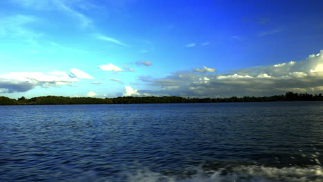 mirando el agua, el cielo y los árboles en el río en krabi