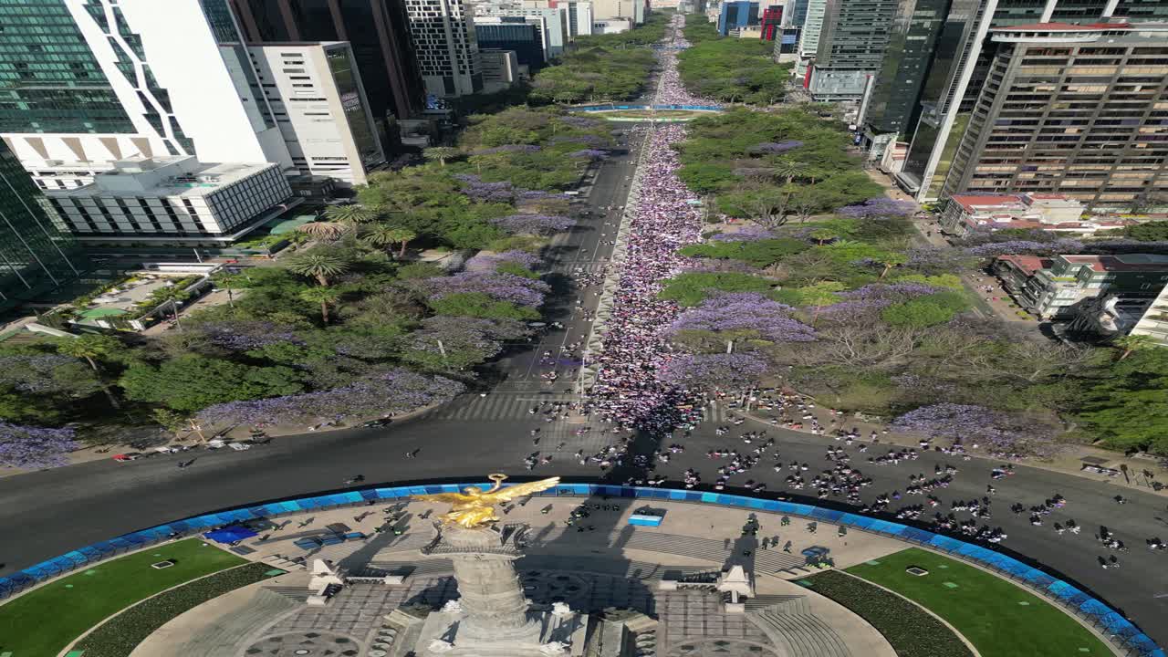 vista aérea modo vertical, 8 de marzo día de la mujer marcha, en paseo de la reforma, ciudad de méxico