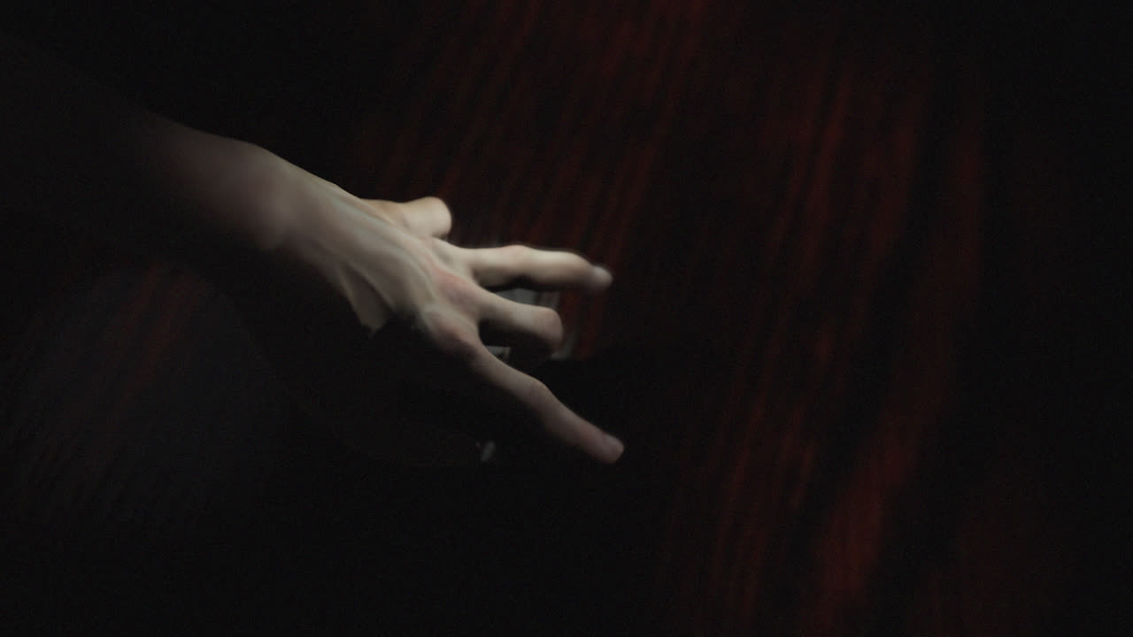 animación de la mano caminando en el espacio oscuro