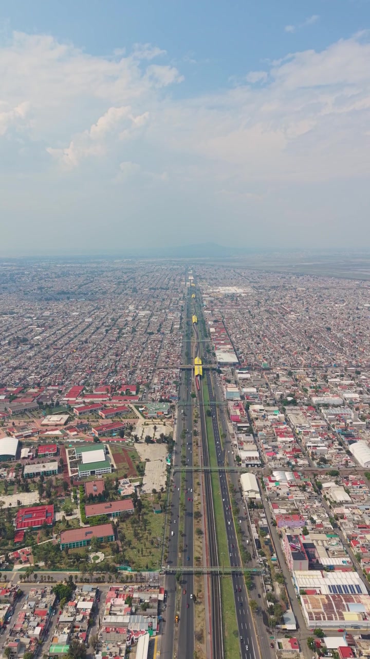 Mexico City'nin büyüklüğünü sergileyen dikey şehir manzarası çekimi.