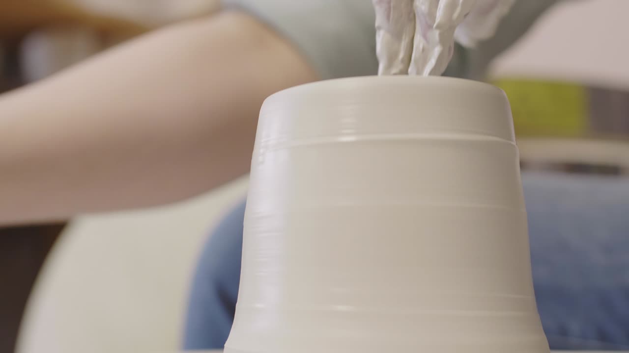 알 수 없는 장인 이 도자기 바 에 점토 용기 를 만들고 있다