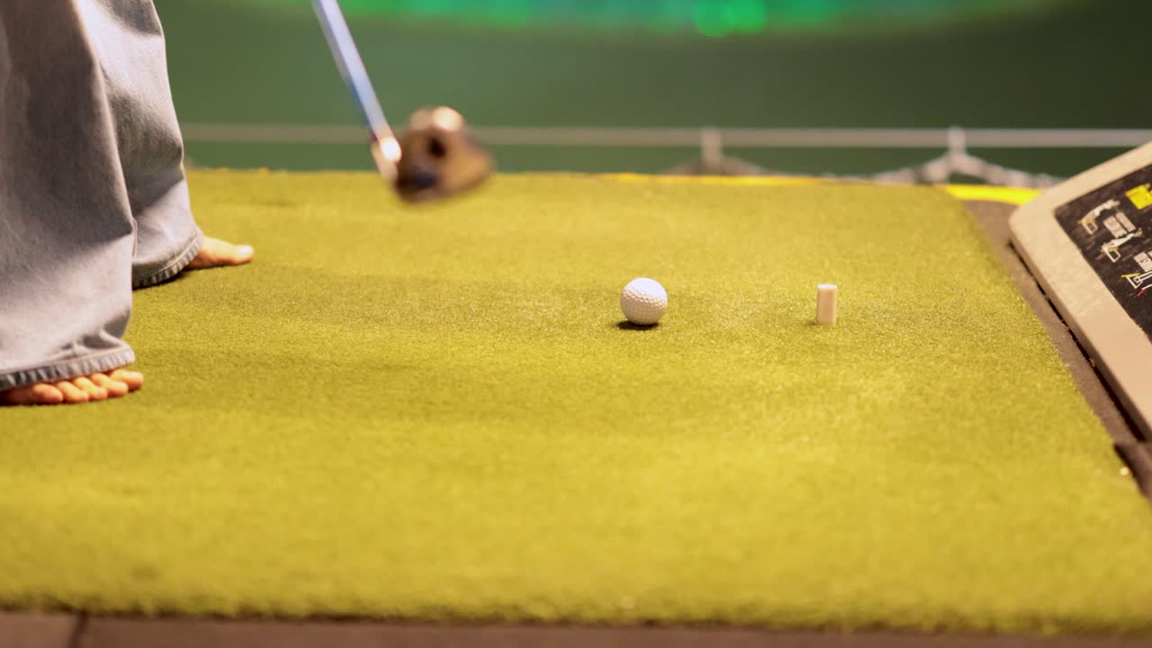 practicando el swing de golf en un campo de golf de bangkok