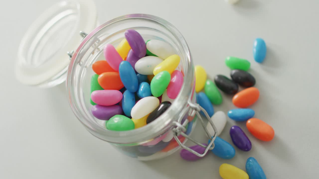 ⁇  배경 에 있는 유리 항아리 에 있는 다채로운 젤리 과자 의 비디오